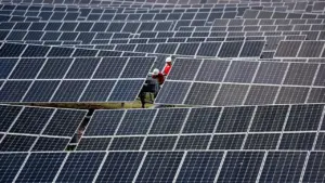 Xe điện, pin mặt trời Trung Quốc bán chạy giữa khủng hoảng năng lượng