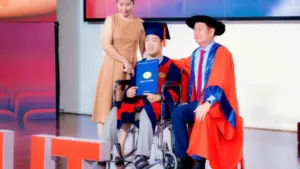 Xe lăn trên bục vinh danh và hành trình 22 năm của mẹ có con bại não