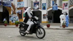 Xe máy điện đắt hàng ở Pakistan vì giá xăng tăng