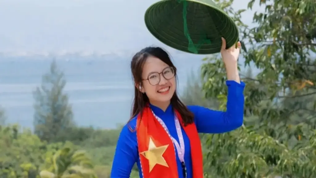 10 năm đứng cổng trường thi, cô gái này làm điều khiến sĩ tử không thể quên