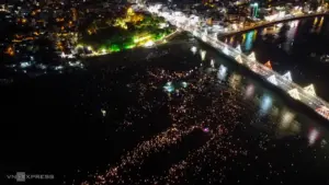 10.000 hoa đăng thắp sáng dòng sông ở lễ hội Tháp bà Ponagar