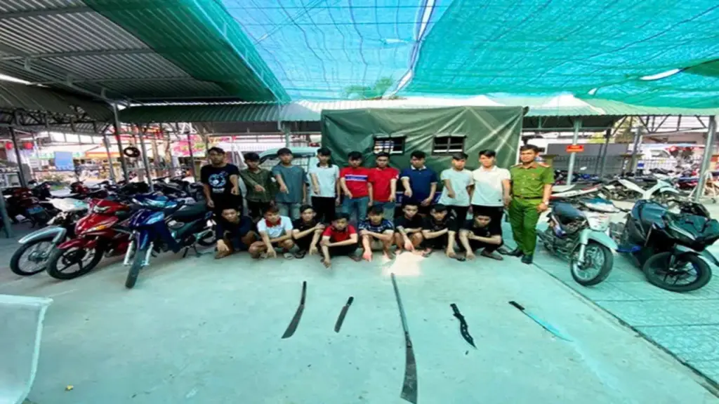 17 người uống say, mang dao truy sát đối thủ