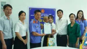 24 giờ làm giấy khai sinh cho bé trai 2 tuổi bị bạo hành ở TP.HCM