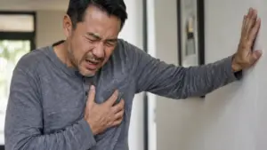 4 điều không nên làm khi người thân bị đau tim đột ngột