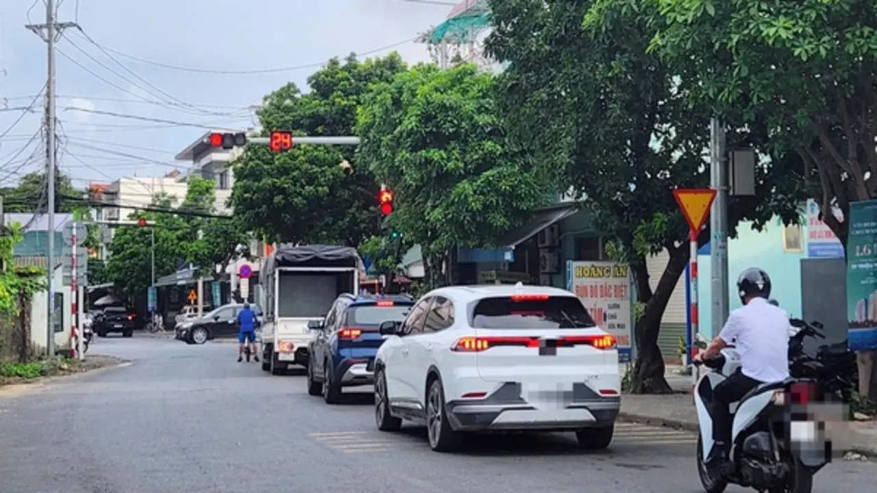 500 trường hợp vi phạm giao thông trong 1 tháng: CSGT giải đáp nhiều câu hỏi nóng