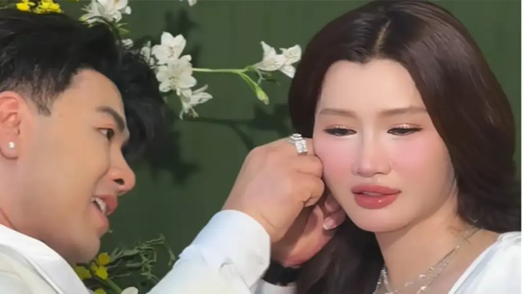 Akira Phan hỏi cưới bạn gái doanh nhân