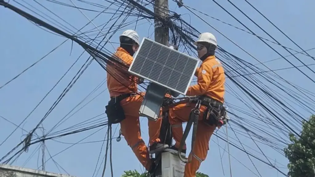 Ánh sáng điện mỗi đêm là 'mạch sống' của những ngày đại dịch