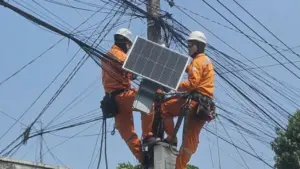 Ánh sáng điện mỗi đêm là 'mạch sống' của những ngày đại dịch