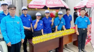 Bà ngoại U80, mẹ thợ may và 2 anh em áo xanh: Câu chuyện đẹp đang viral