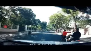 Ba thanh niên dùng mũ bảo hiểm đánh ngã người chạy xe máy bị bắt