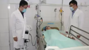 Bác sĩ Bệnh viện Chợ Rẫy đến Phú Quốc trong đêm, cứu công nhân ngã giàn giáo