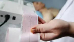 Bác sĩ than khó khi ‘điện tâm đồ phải đủ 15 phút’ mới được thanh toán bảo hiểm y tế