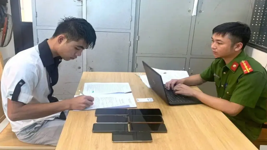Bắt đối tượng trộm 6 chiếc điện thoại của công nhân