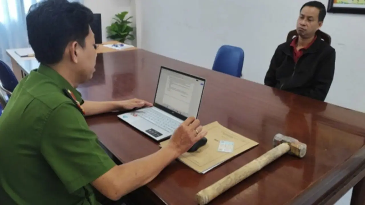Bắt gã đàn ông đập phá 6 hũ hài cốt của gia đình bạn gái