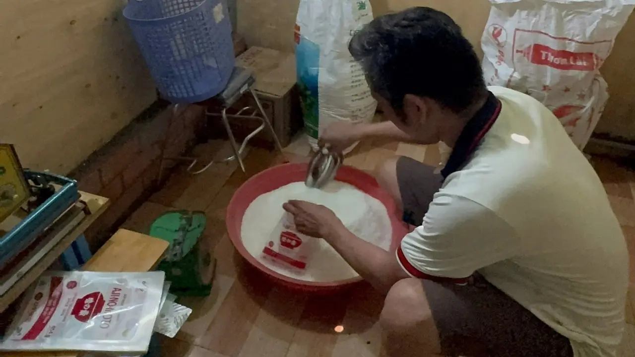 Bắt giam 3 người sản xuất 4 tấn bột ngọt giả nhãn hiệu Ajinomoto ở TPHCM
