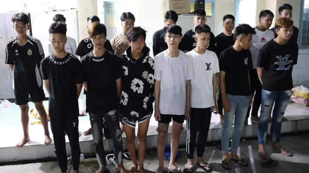 Bắt giữ 33 thanh niên dùng hung khí, bom xăng đánh nhau ở Rạch Giá