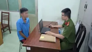 Bắt khẩn cấp đối tượng bạo hành con riêng của vợ hờ