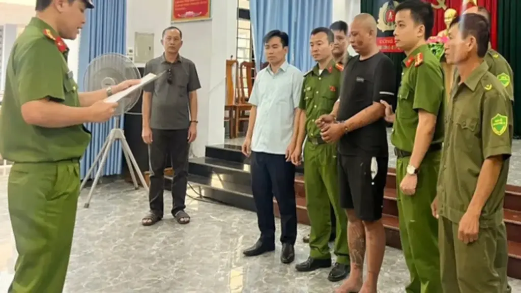 Bắt khẩn cấp nghi phạm vào trụ sở công an, vô cớ chém cán bộ trọng thương