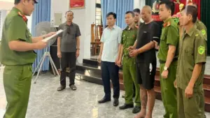 Bắt khẩn cấp nghi phạm vào trụ sở công an, vô cớ chém cán bộ trọng thương