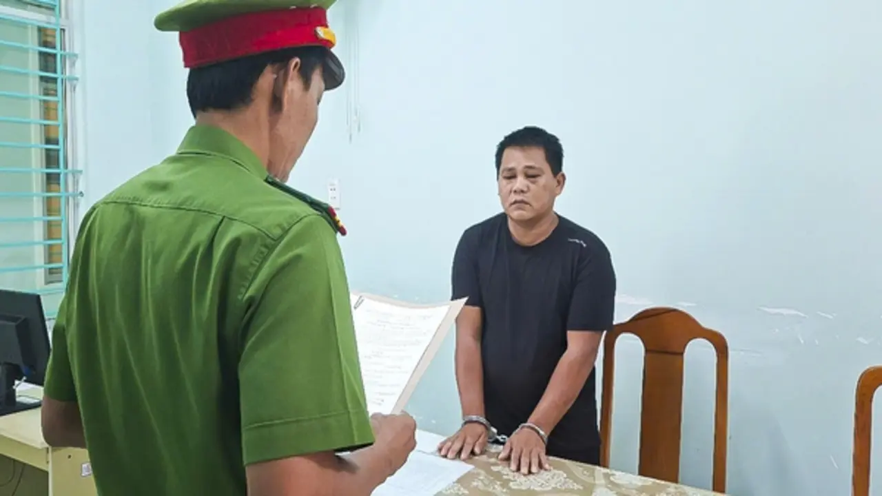 Bắt tạm giam người đàn ông rượt đuổi hơn 10 km để đập phá xe cấp cứu