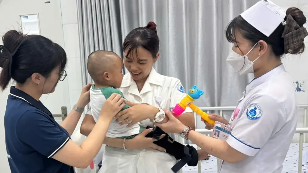 Bé 2 tuổi bị mẹ bạo hành vào trung tâm bảo trợ sau khi xuất viện