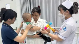 Bé 2 tuổi bị mẹ bạo hành vào trung tâm bảo trợ sau khi xuất viện