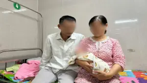 Bé gái bị bỏ rơi đang điều trị viêm phổi, chưa tìm được người thân