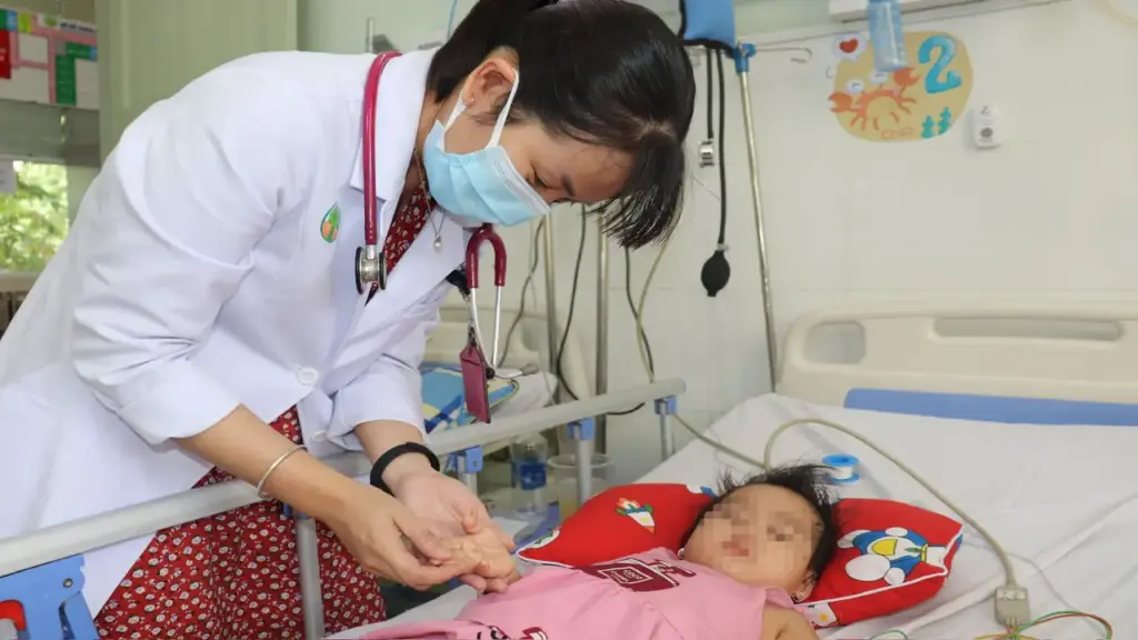 Bé gái nói nhảm, rối loạn tâm thần sau khi được mẹ dán miếng chống say xe