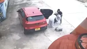 Bế tắc của cô gái chạy thận để lại cha trước cổng chùa