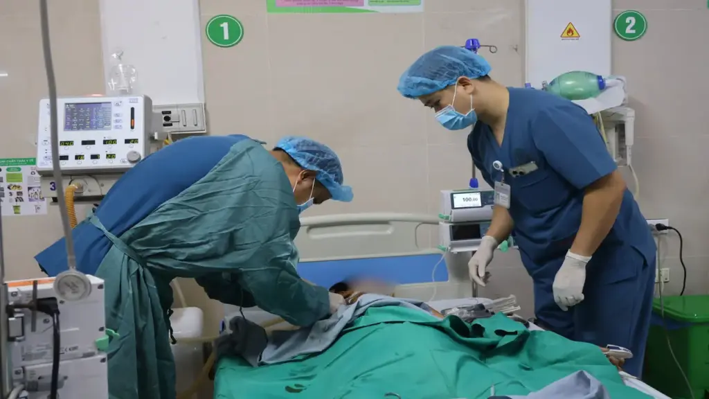 Bé trai 15 tuổi vỡ dạ dày sau cú tông vào bồn hoa, thoát chết ngoạn mục