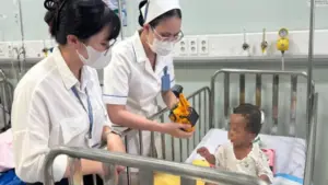 Bé trai 2 tuổi ở TP.HCM bị bạo hành dã man: Mẹ ruột, người tình khai gì?