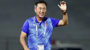 Becamex TP.HCM lại biến động ‘gắt’: ‘Tướng’ Nhật rời ghế nóng, HLV Hứa Hiền Vinh phải đưa tàu thoát đắm