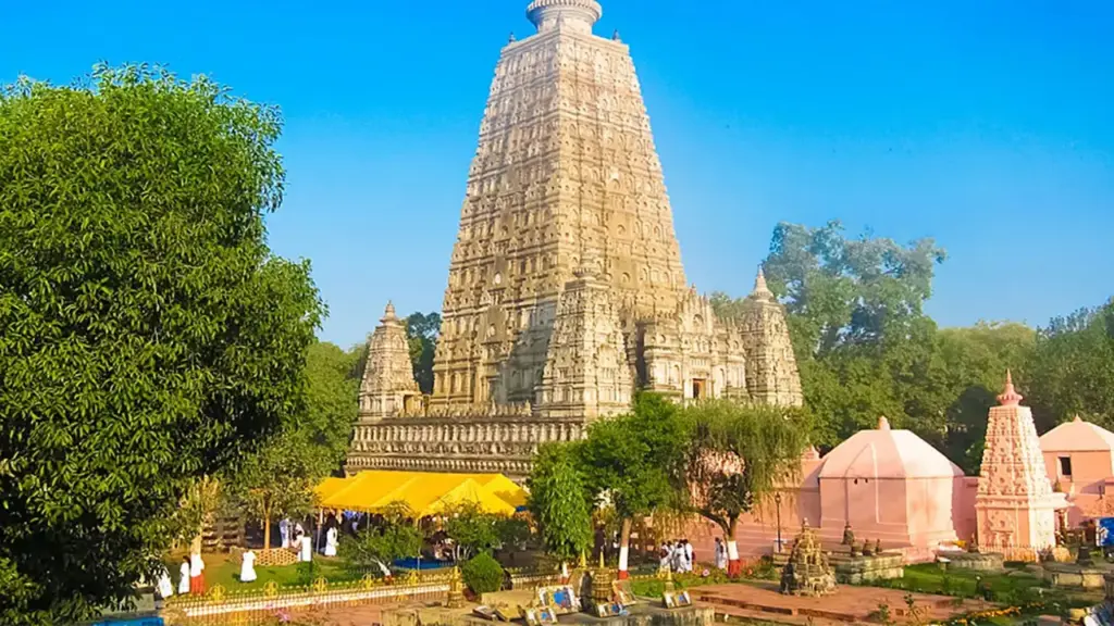 Bên trong ngôi đền thiêng Mahabodhi ở Ấn Độ