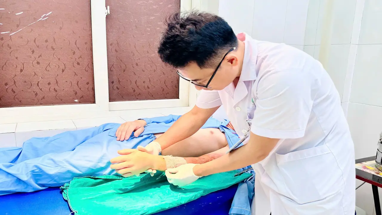 Bị đứt rời cẳng tay, người đàn ông có nhóm máu hiếm được nối lại thành công