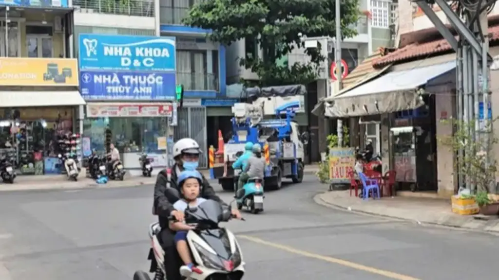 Biển báo bị che khuất, tài xế xe tải ở TP.HCM 'đi cũng dở, lùi cũng không xong'