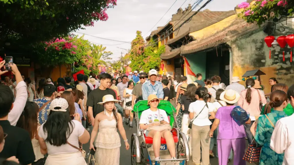 Biển người chơi lễ ở phố cổ Hội An