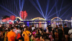 Biển người đổ về cầu Rồng Đà Nẵng xem chương trình đặc sắc nhất dịp lễ 30-4