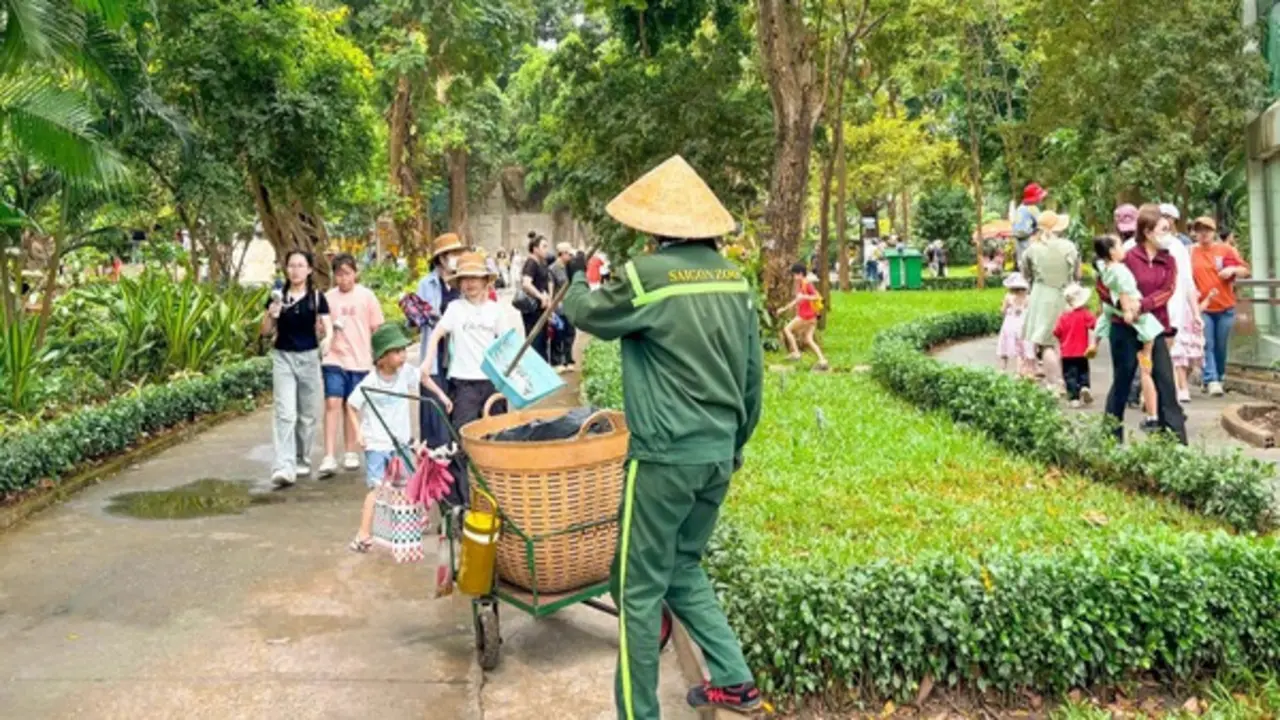 Bình luận 'xả rác thoải mái cho lao công dọn' ở Thảo Cầm Viên gây bức xúc