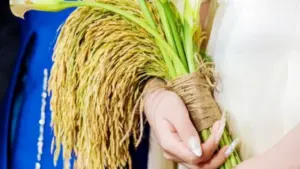 Bó hoa cưới độc lạ của cô dâu miền Tây gây sốt cõi mạng