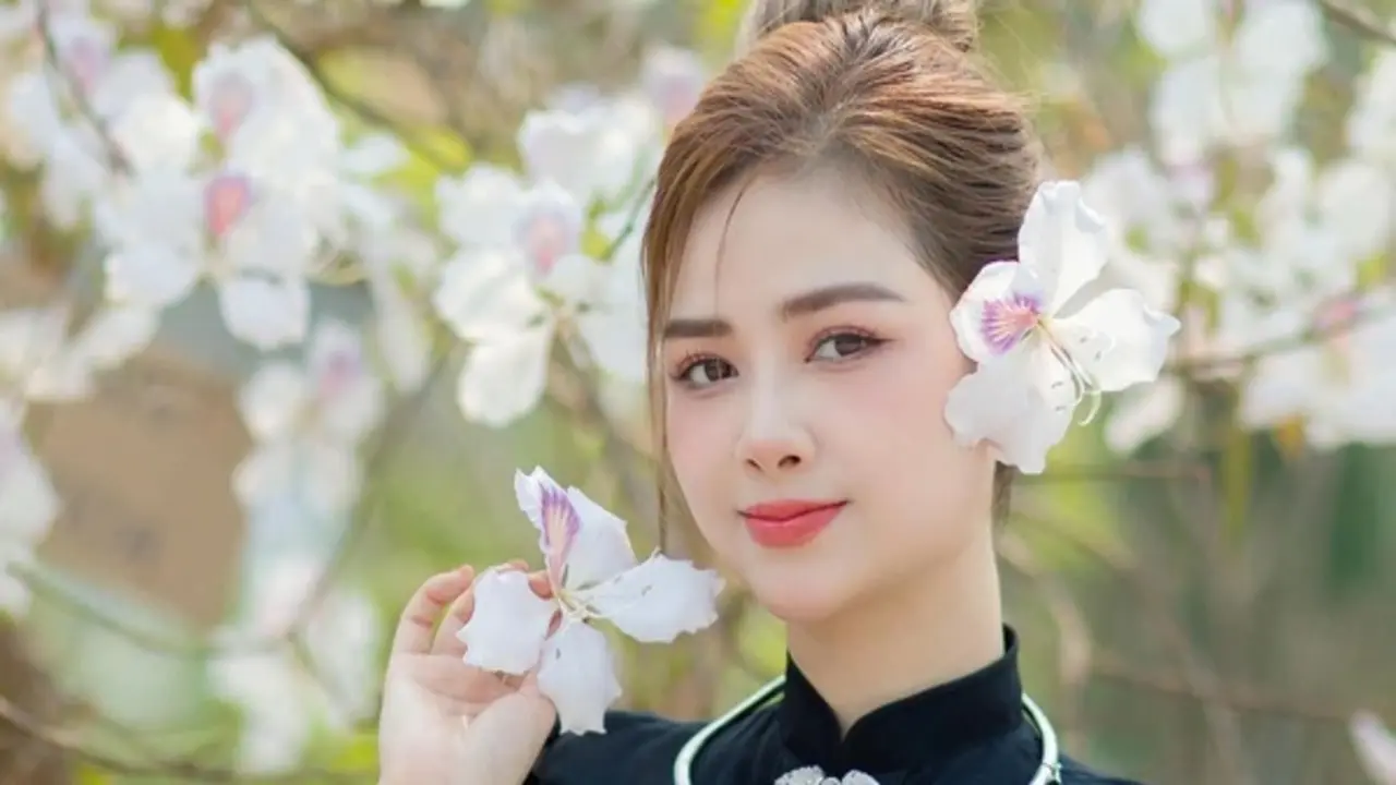 Ca sĩ Dương Hoàng Yến, gây sốt với tiết mục vừa hát live vừa chơi đàn đá trước 20.000 khán giả