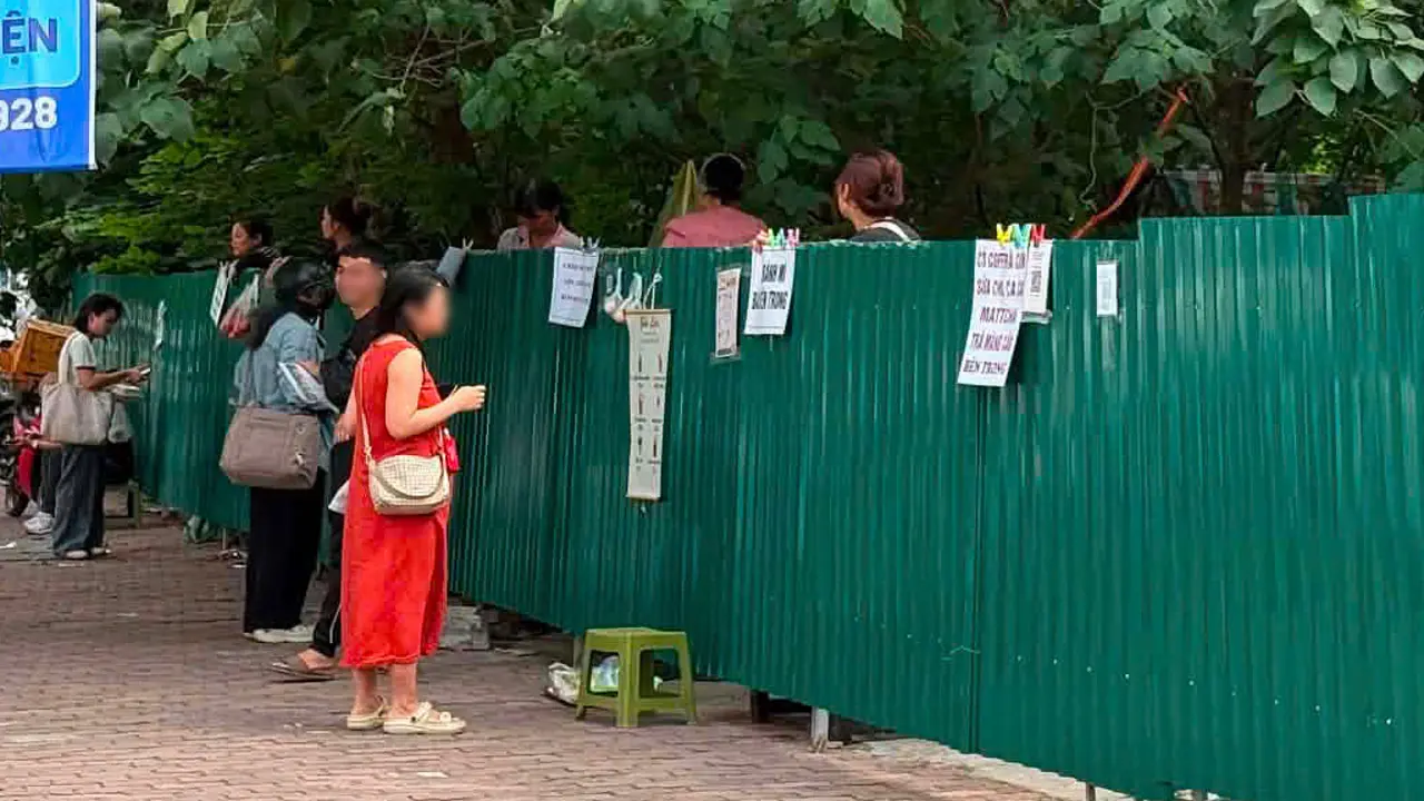 Cảnh mua bán 'du kích' trên vỉa hè Hà Nội