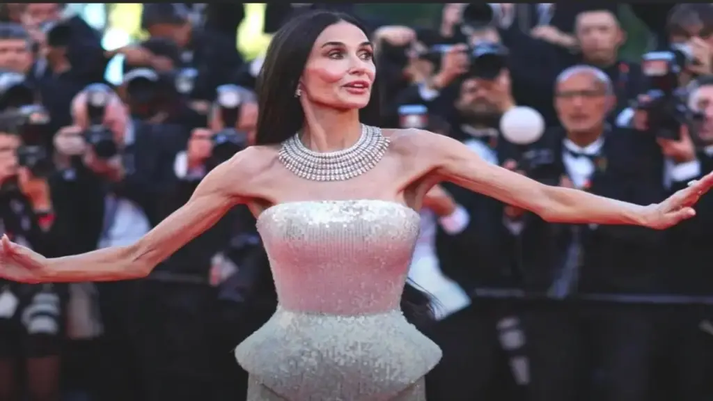 Cánh tay gầy gò của Demi Moore và hồi chuông cảnh báo về chuẩn đẹp độc hại