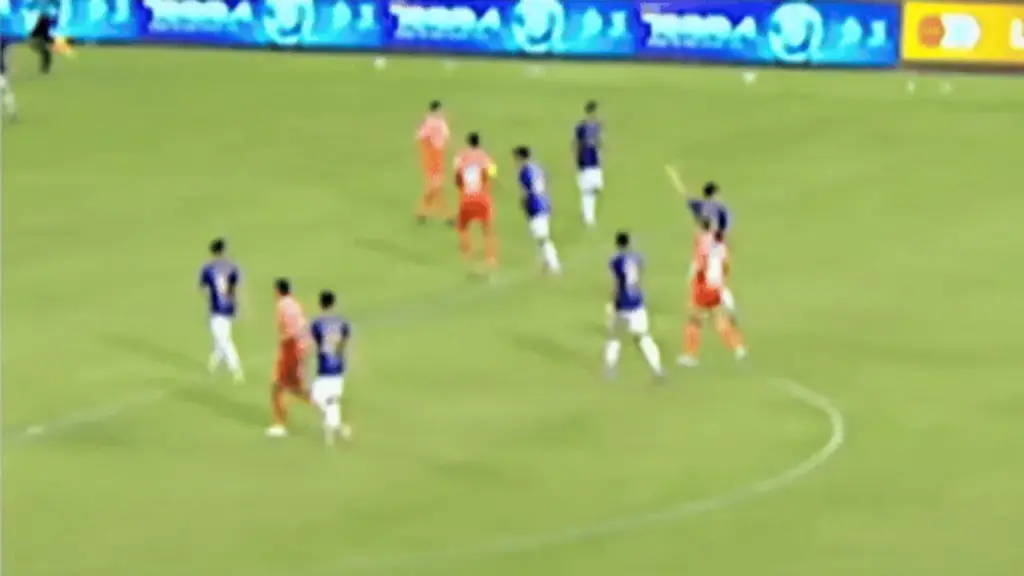 Cầu thủ bị đuổi vì húc đầu ở V-League