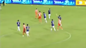 Cầu thủ bị đuổi vì húc đầu ở V-League