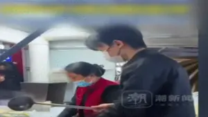 Chàng trai Trung Quốc mặc vest chiên cơm ở chợ, tháng thu 200 triệu đồng