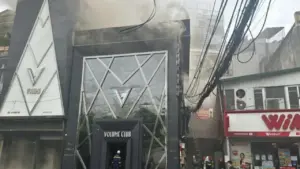 Cháy nhà hàng ở Hà Nội, hơn 10 xe chữa cháy tới hiện trường
