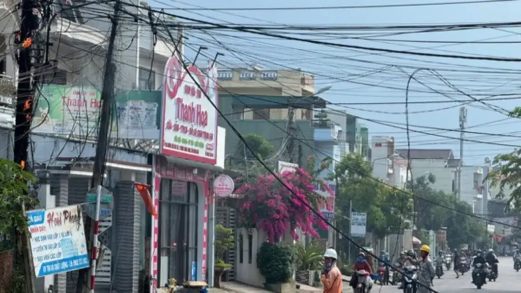 Cháy trụ điện, dây rơi xuống đường: Người phụ nữ bỏ xe máy tháo chạy