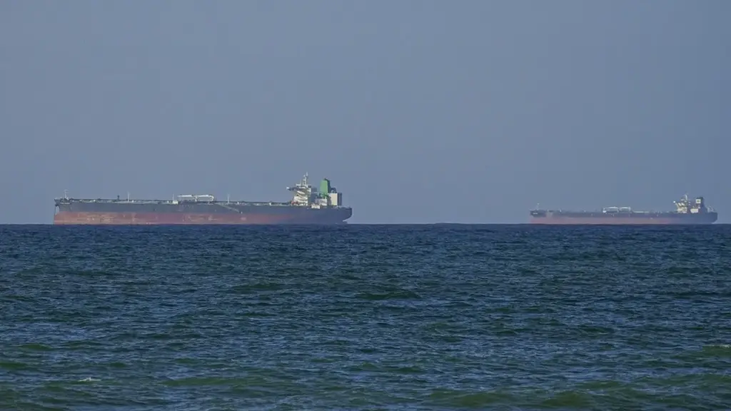 Chiến hạm Mỹ 'hỗ trợ hai tàu hàng đầu tiên qua Hormuz'