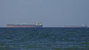 Chiến hạm Mỹ 'hỗ trợ hai tàu hàng đầu tiên qua Hormuz'