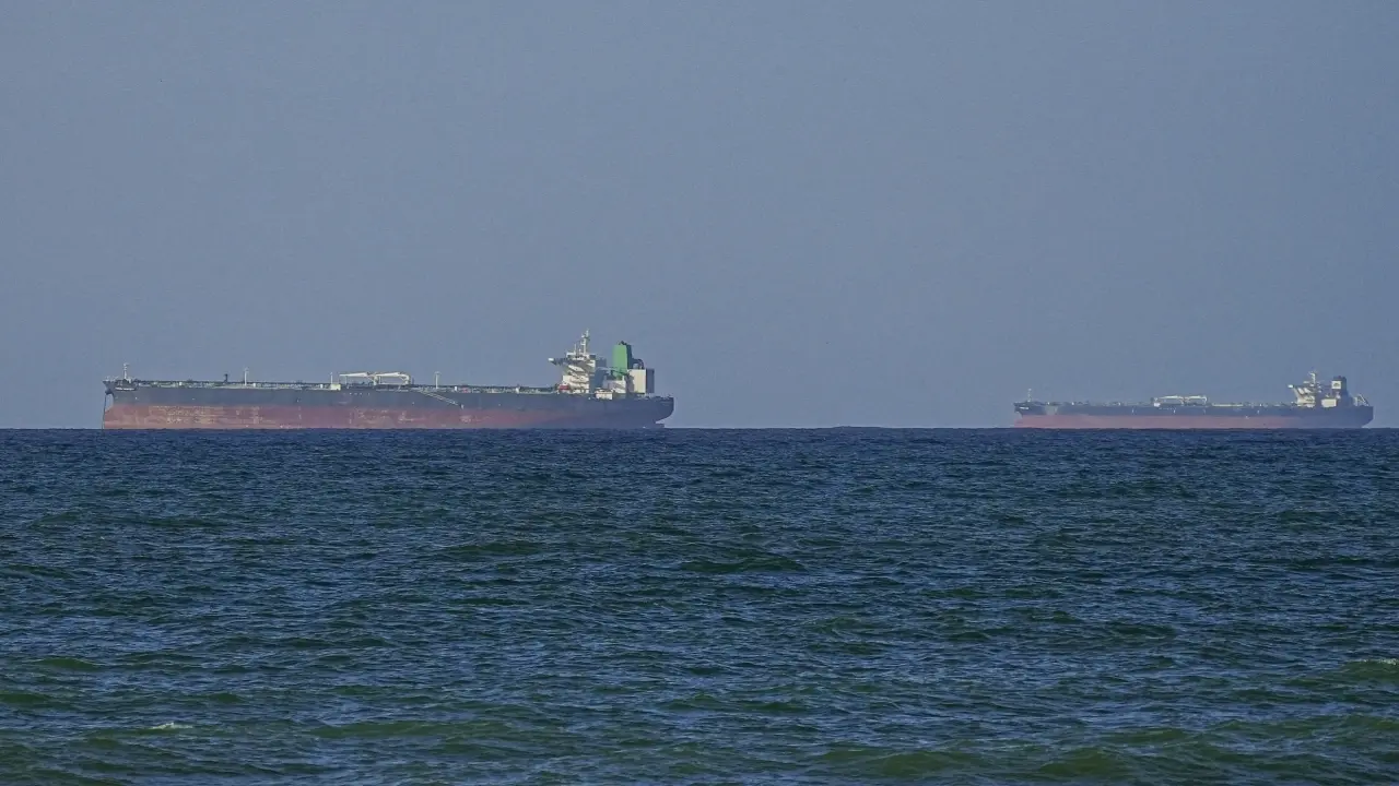 Chiến hạm Mỹ 'hỗ trợ hai tàu hàng đầu tiên qua Hormuz'